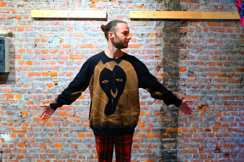 22_ART_Gal_MarygloriaP_DZ_DaretoWear_Pic_Sweater 2 Front